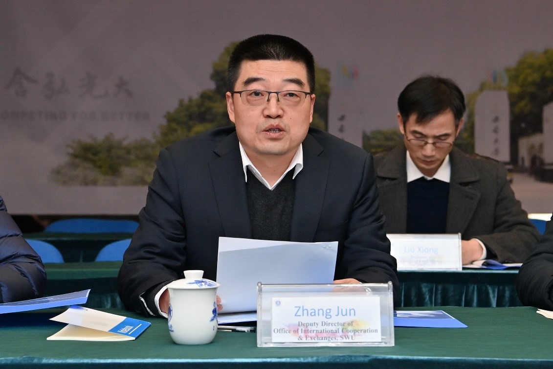 图2国际合作与交流处副处长张俊主持仪式并致开幕词.jpg