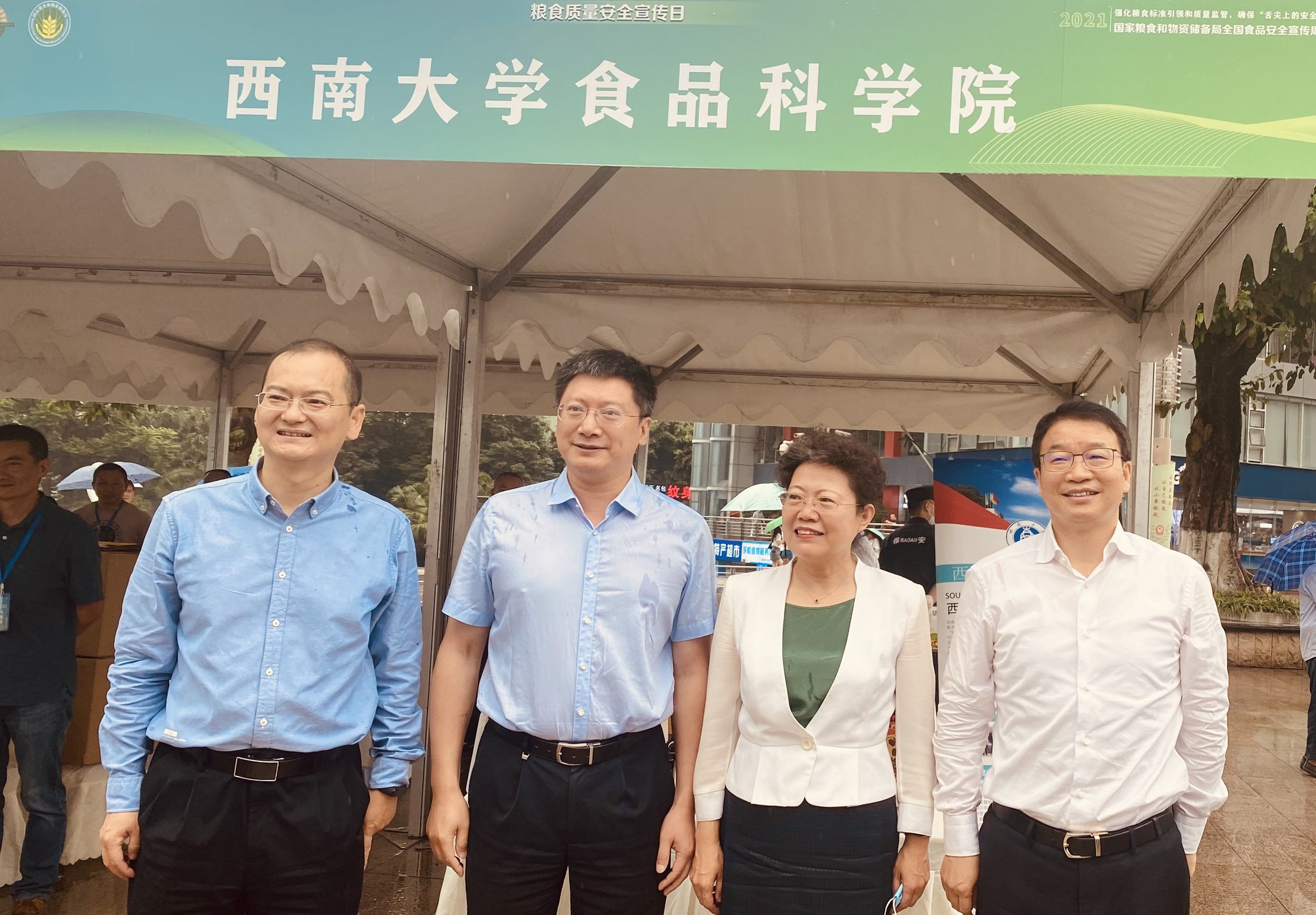 20210627重庆市副市长等人在免费看A片
展台了解情况_副本.jpg